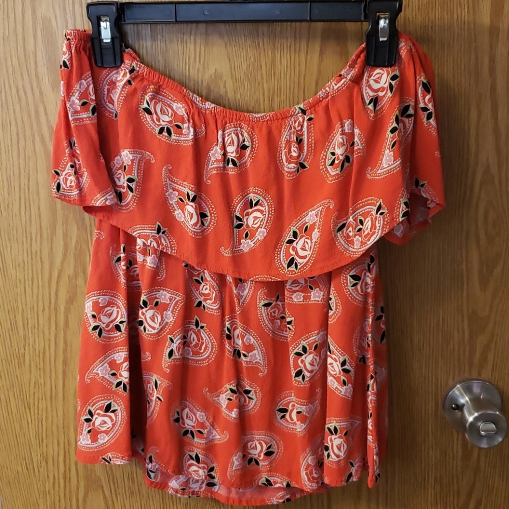 Off shoulder flirty shirt